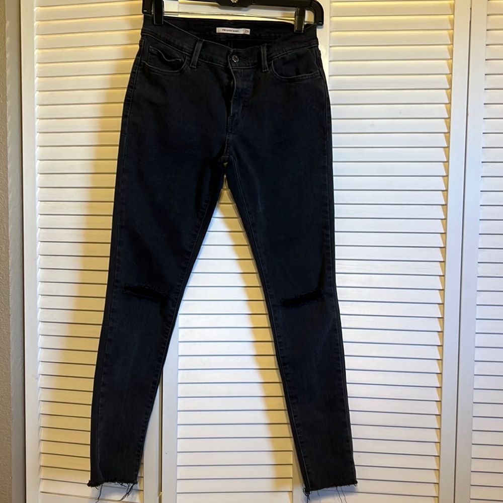 Black washed Levi’s skinny jeans size 29 fits like a size 6/28 very stretchy.